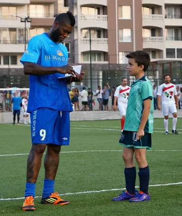 Джибрил Сисе подари бутонките и фланелката си