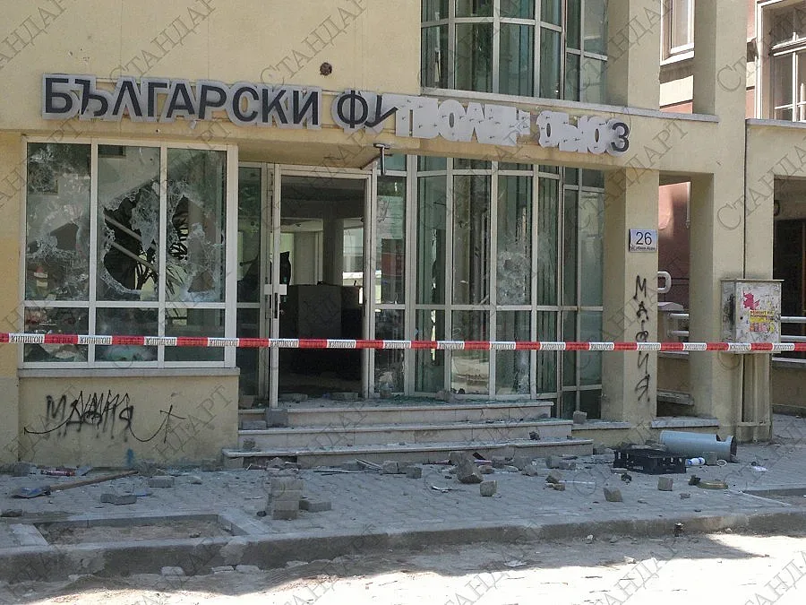 Ултраси на ЦСКА изпотрошиха БФС (ВИДЕО)