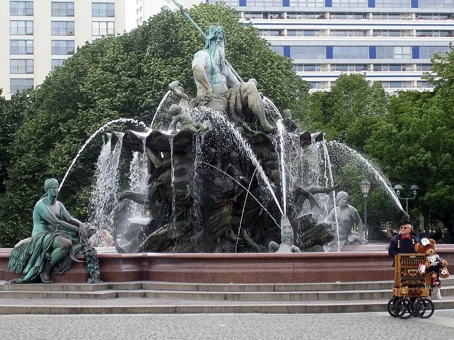 Полицаи застреляха мъж на пъпа на Берлин, заплашвал с нож минувачи