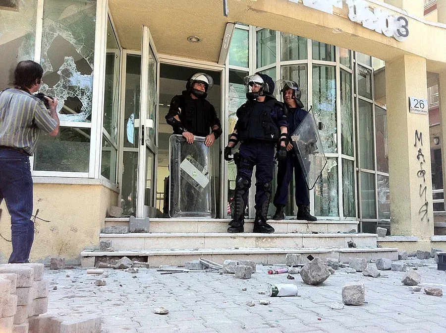 Старите привърженици се разграничиха от чупенето