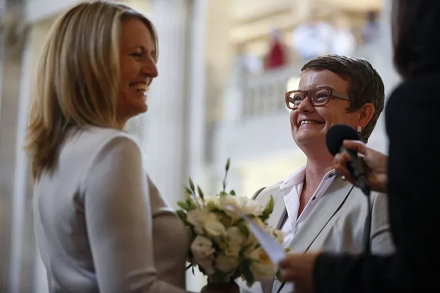 Гей-двойка сключи брак в Калифорния след падналата забрана