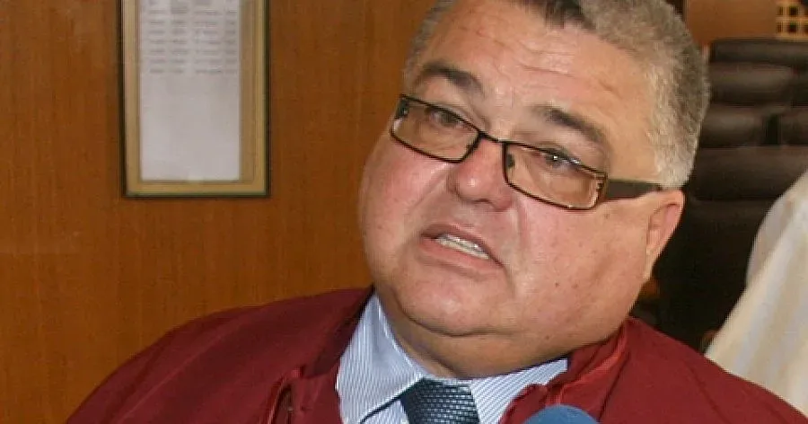 Авторът да застане пред мен