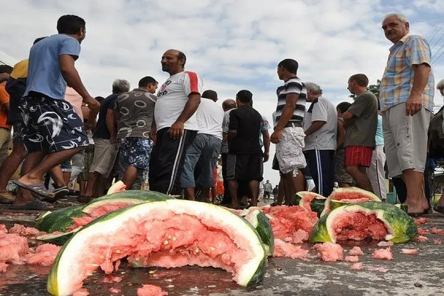 Земеделци блокираха път с домати, дини и краставици