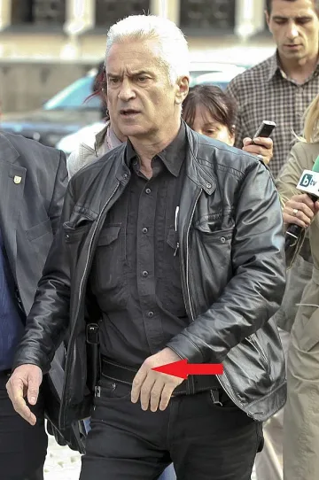 СНИМКИ: Сидеров дойде на работа въоръжен 