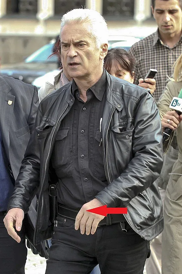 СНИМКИ: Сидеров дойде на работа въоръжен