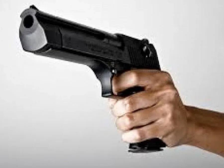 Полицаи, магистрати и журналисти се надстрелват