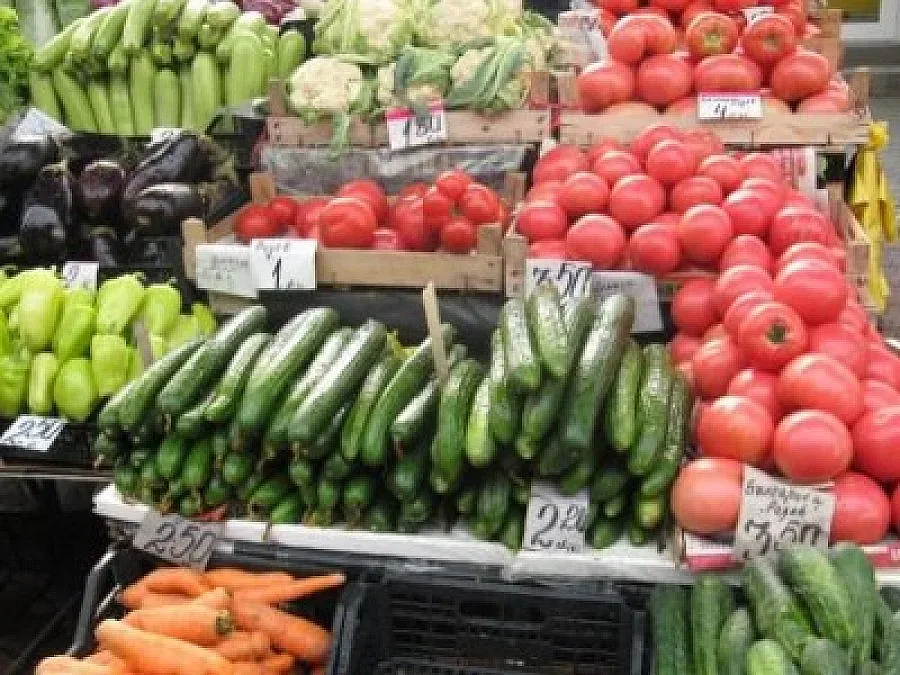 Земеделци блокираха път, изхвърлиха домати и краставици