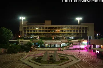 Сменят потрошени от вандали лампи в Благоевград