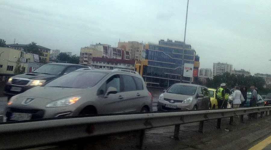 Дъждът предизвика три верижни катастрофи на „Цариградско"