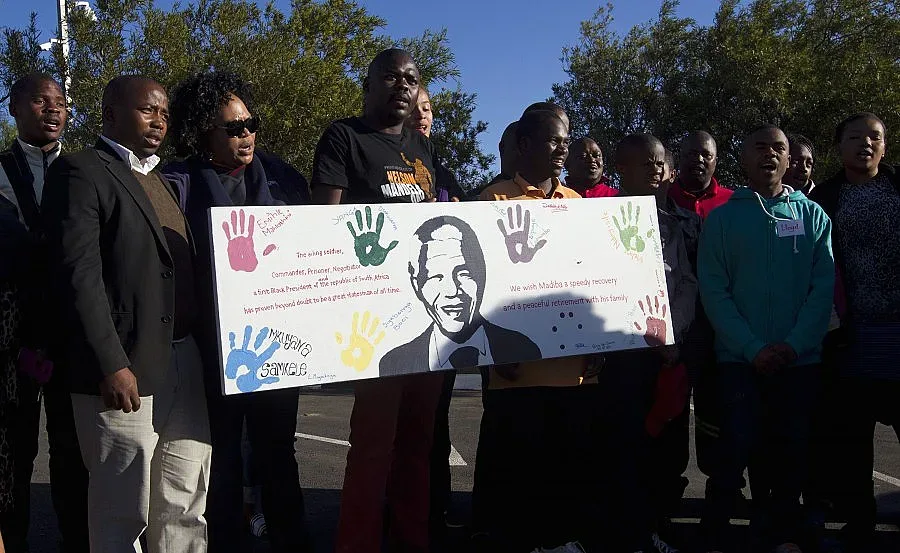 Нелсън Мандела е на командно дишане