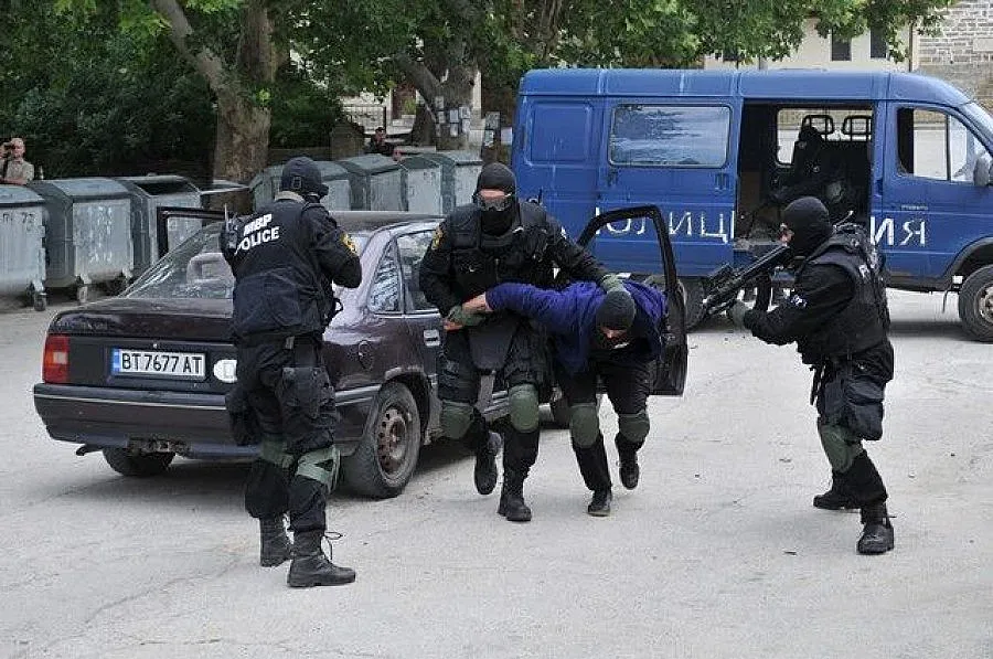 Полицаи с показно по задържане на дилъри