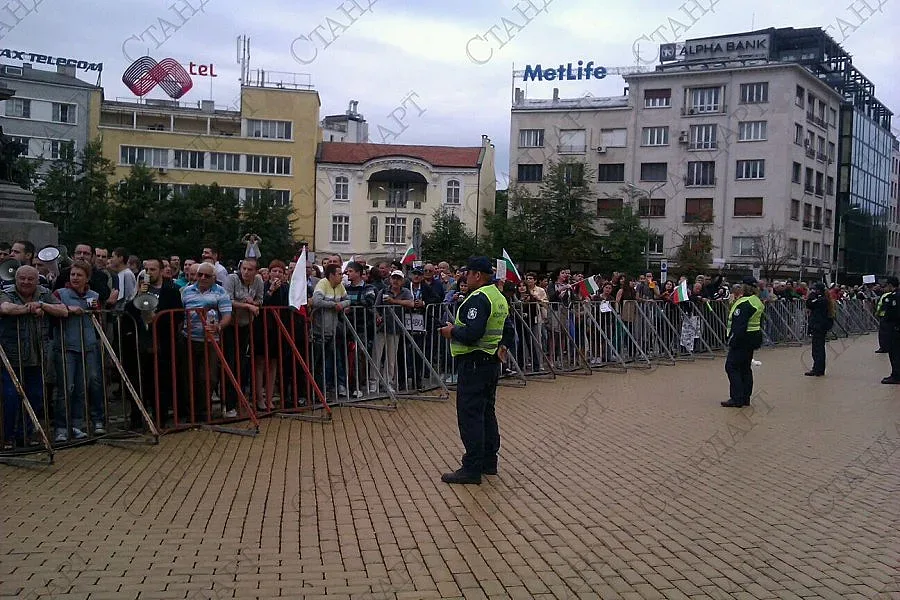 На кафе пред парламента - ден 1