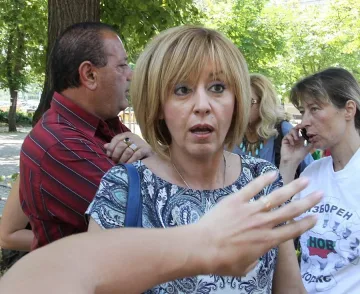Блокираха Мая Манолова в кабинка до парламента
