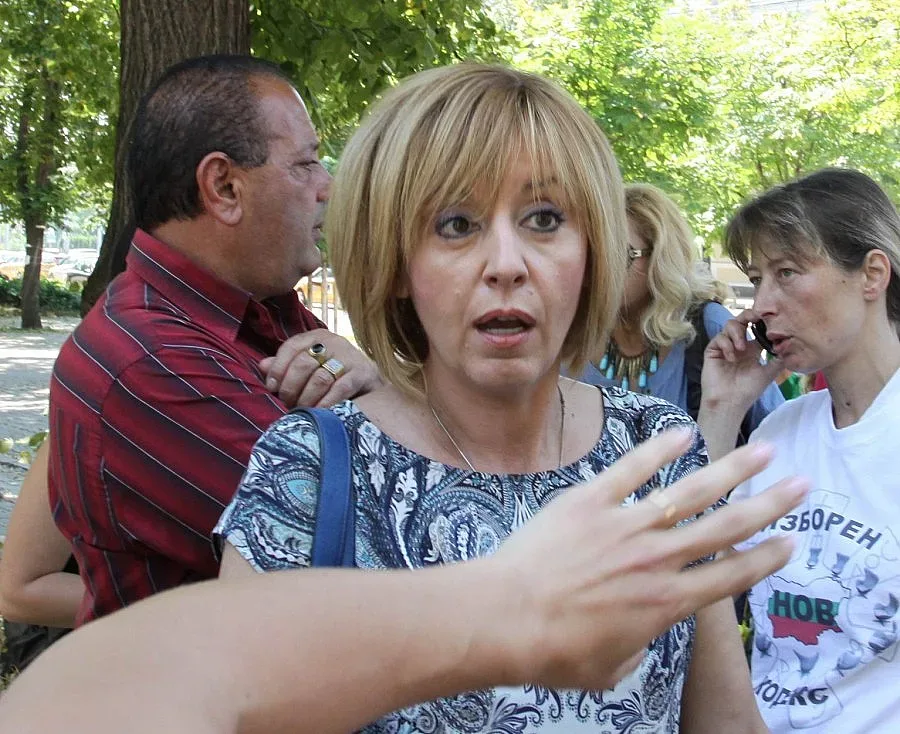 Блокираха Мая Манолова в кабинка до парламента