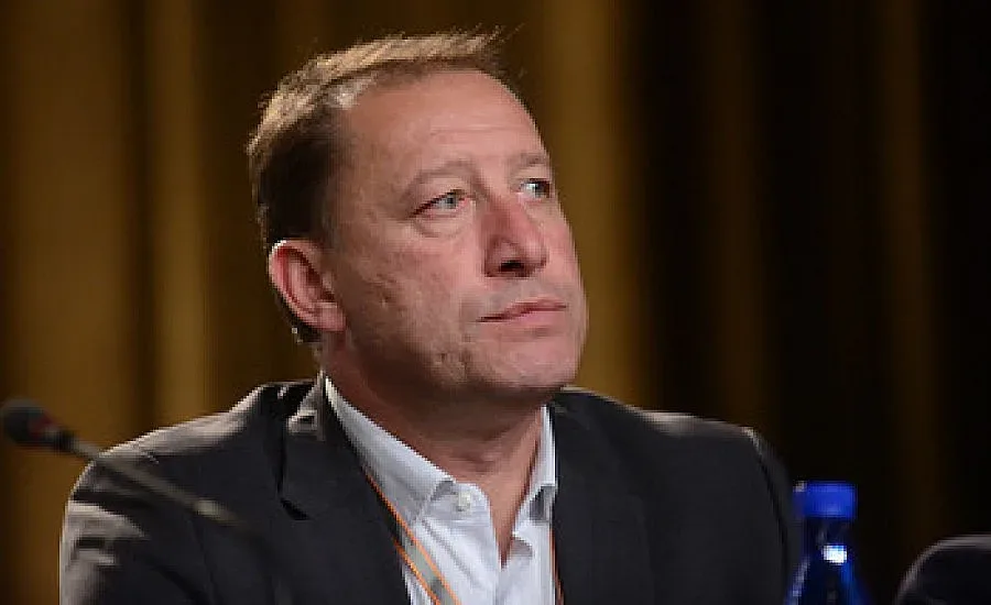 Военният министър не можа да излезе от парламента