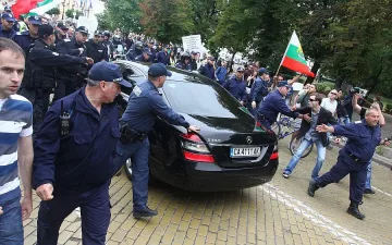 Двоен кордон полиция извежда депутатите