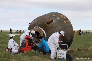 Китайски космонавти се завърнаха след 15-дневна мисия