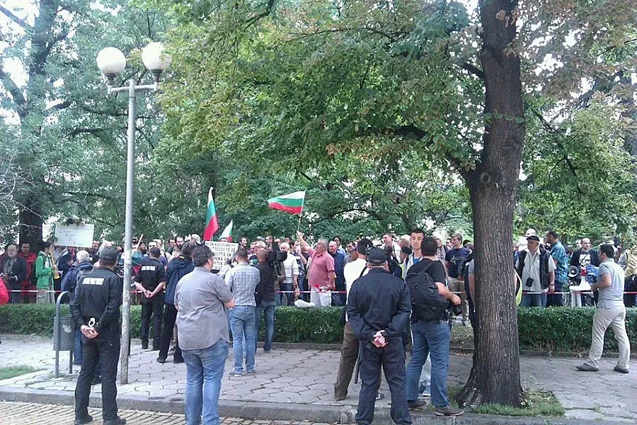 Протест препречи пътя на депутатите