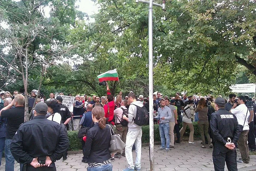 „На кафе" - новият протест пред парламента