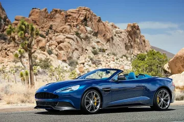 Най-добрият Aston Martin остана без покрив