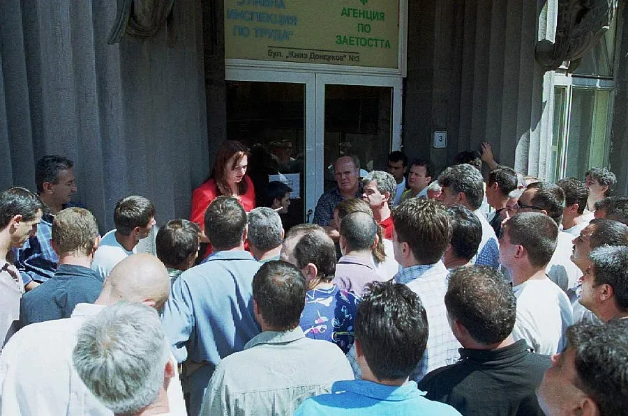 2000 младежи с работа наесен