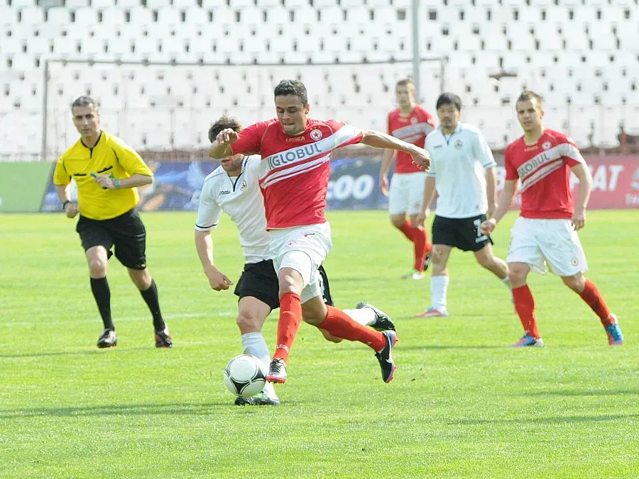 Напрежение на "Армията", дойде полиция