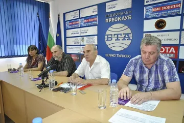 Студенти четат лекци през телефона