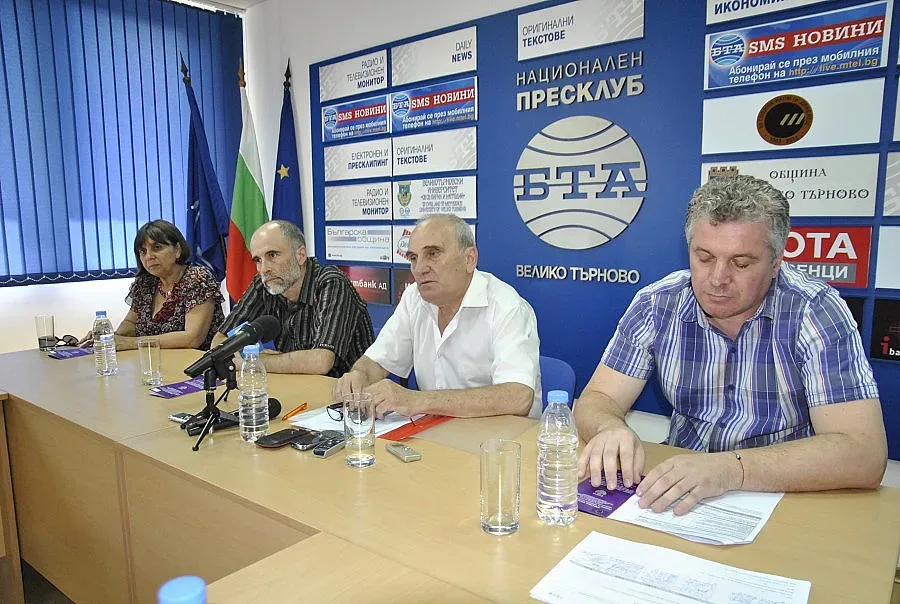 Студенти четат лекци през телефона