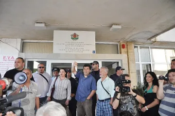 Бунтари завариха празен кабинета на Муса Палев