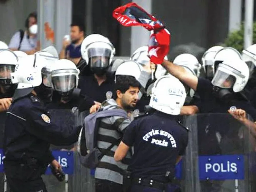 Турция арестува демонстранти по подозрения в тероризъм