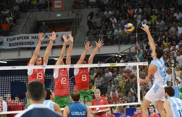 Плачи пак свали Наката от самолета