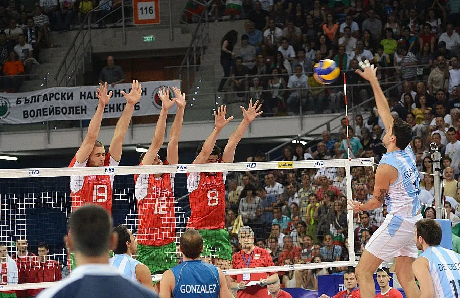 Плачи пак свали Наката от самолета