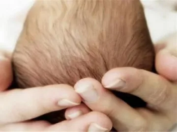 Разследват мистериозна смърт на бебе