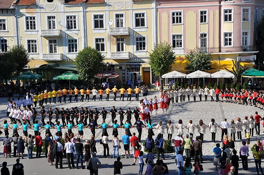 „На армане с тъпане“ събира над 400 танцьори