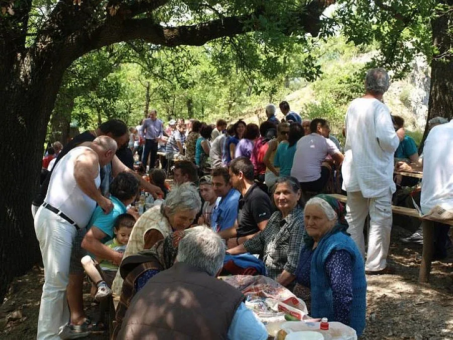 Освещават нова църква в с. Железница