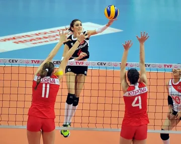 България остава начело след обрат над Турция