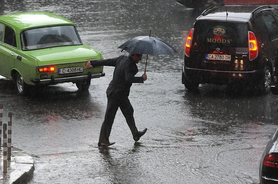 Превалявания в западните райони в понеделник 