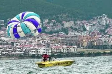 Руснаци полудяха по парасейлинга на морето