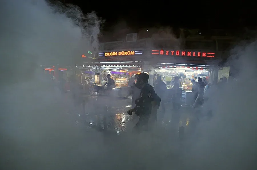 Полицията пак разпръсна Таксим с водно оръдие