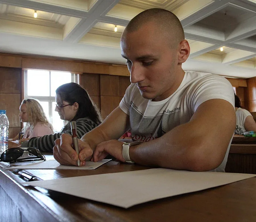 Бръмбари вкарват в Алма Матер