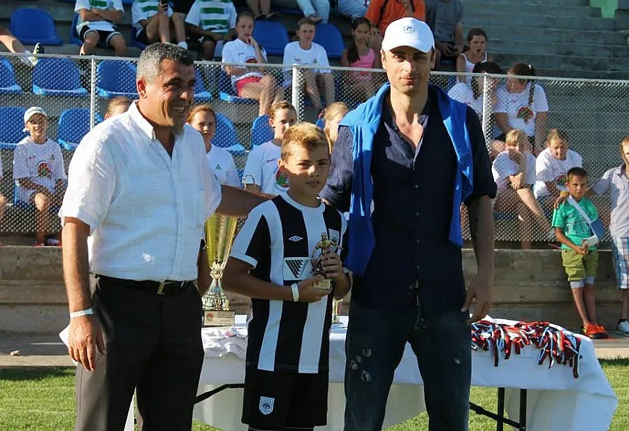 Митко Бербатов връчи купата на малчуганите от ПАОК