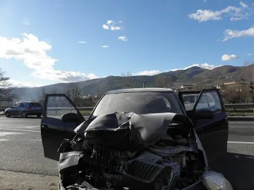 Двама тежко ранени след челен удар на пикап и голф край Железница