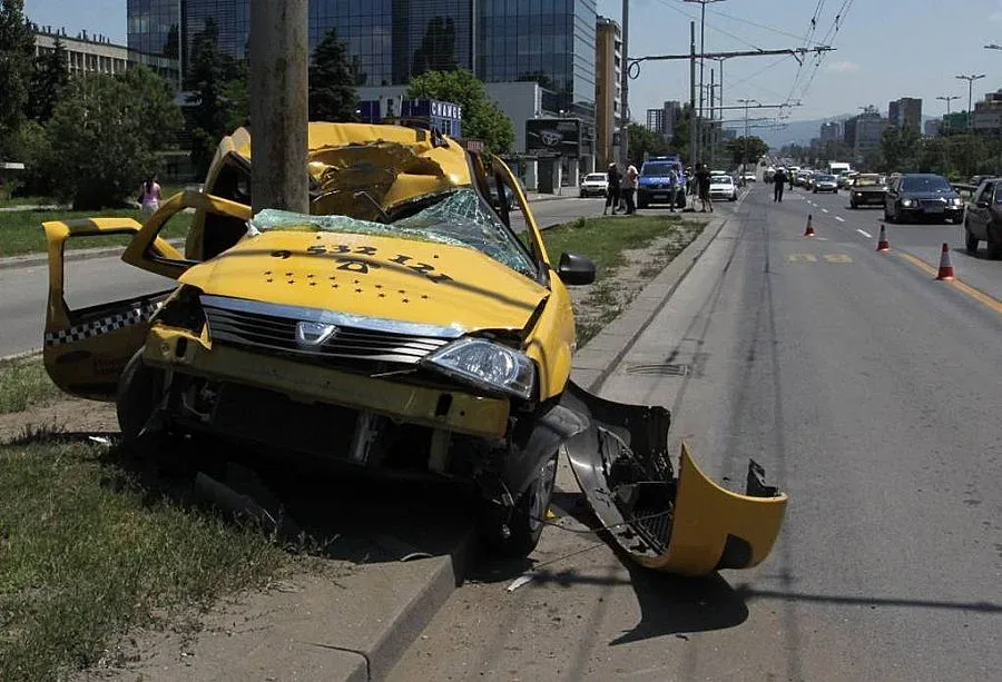 Такси се вряза в стълб, един загина