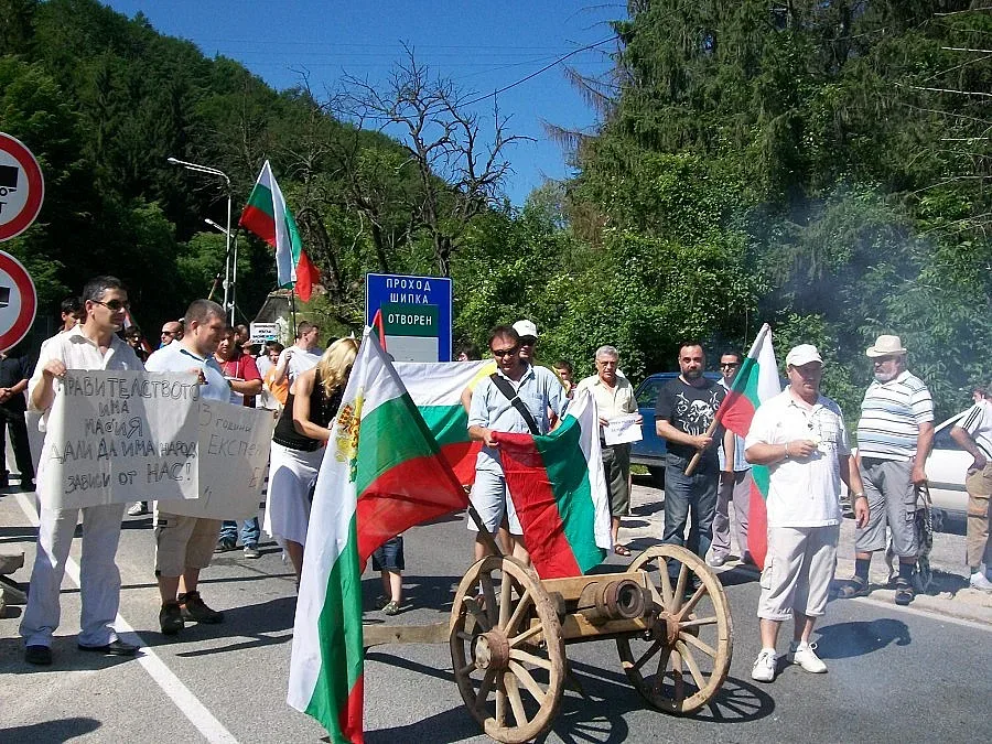 Блокираха Шипка с черешово топче