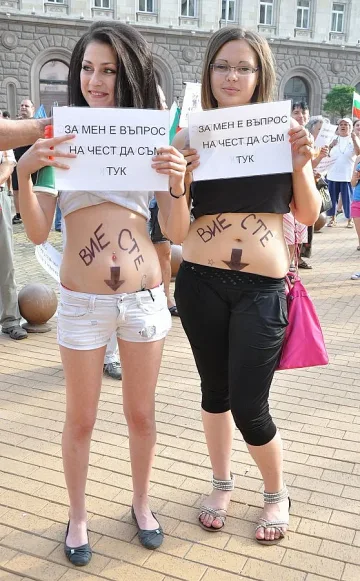 Мацките със стрелката взривиха фейсбук