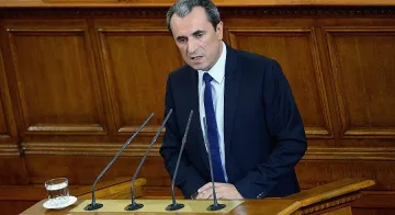 Орешарски поиска от половин до една година доверие