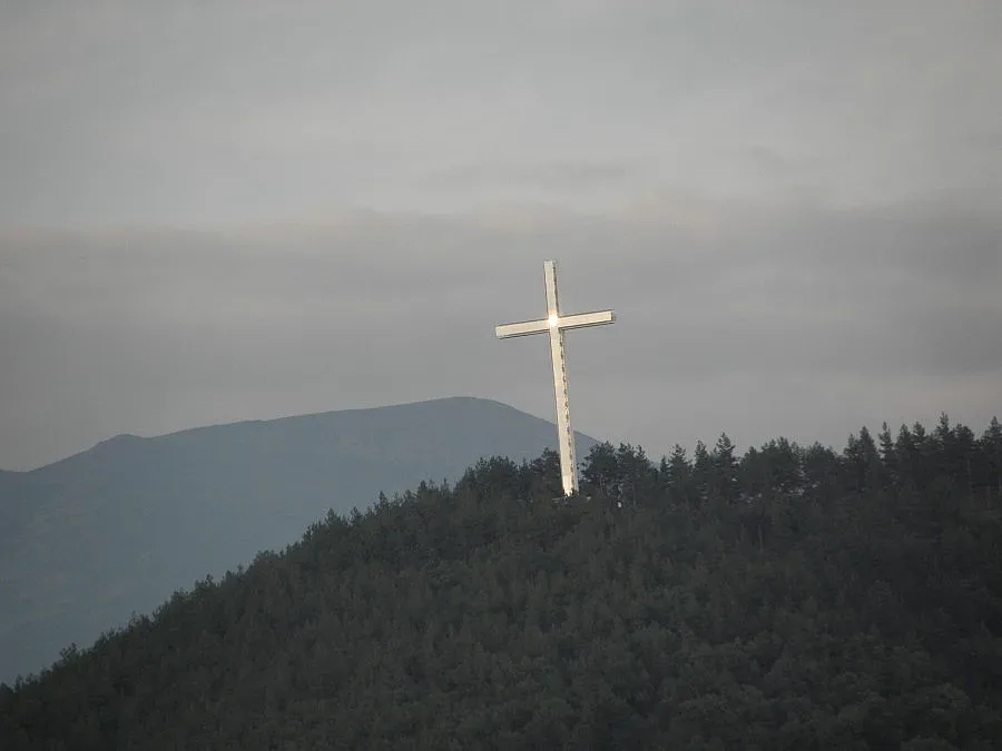 Владика и гълъби за освещаването на 33-метровия кръст