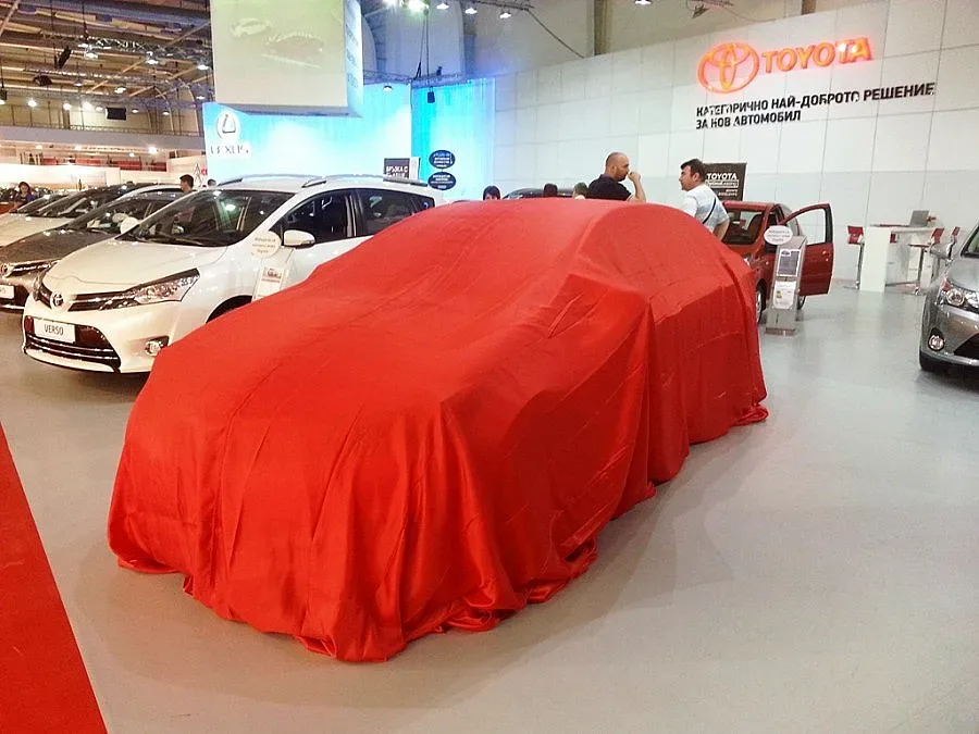 Уикеда свирят за посетителите на Автомобилен салон 2013