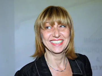 Министър Клисарова дарява книги в Кърджали