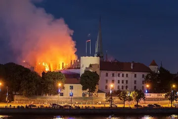 Огромен пожар съсипа  исторически замък в Рига